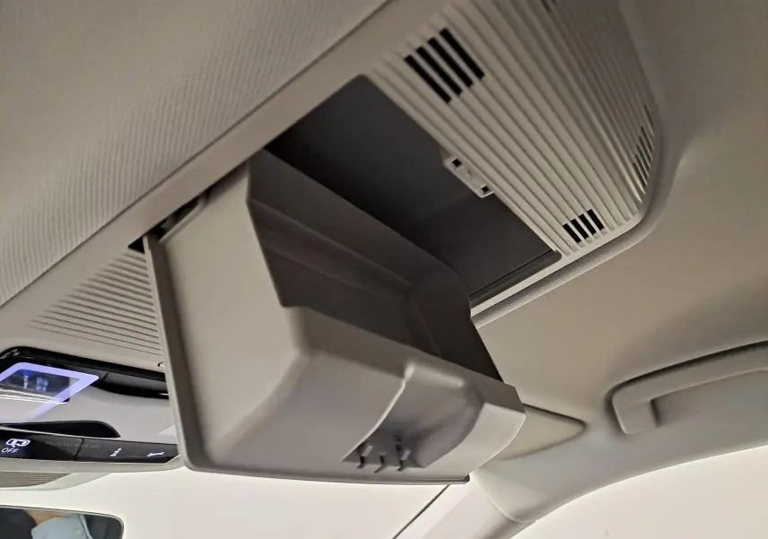 Détail du rangement lunettes ouvert sur le plafond intérieur du Skoda Kodiaq gris graphite, côté avant droit.
