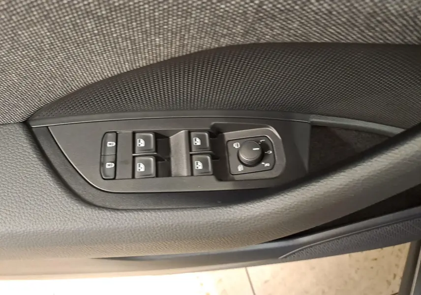 Panneau de commandes des vitres et rétroviseurs côté conducteur du Skoda Kodiaq gris graphite, intérieur noir.