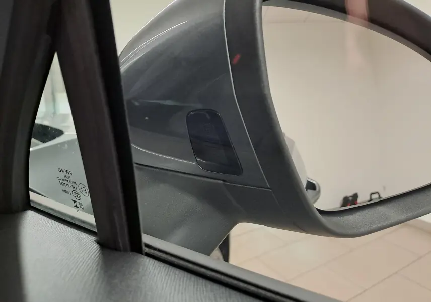 Gros plan sur le rétroviseur extérieur côté gauche du Skoda Kodiaq gris graphite, avec vitrage acoustique visible.