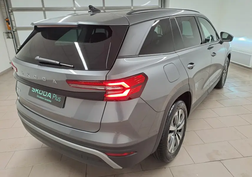 Vue 3/4 arrière droite du Skoda Kodiaq gris graphite 2025 avec vitres surteintées et jantes alliage anthracite.