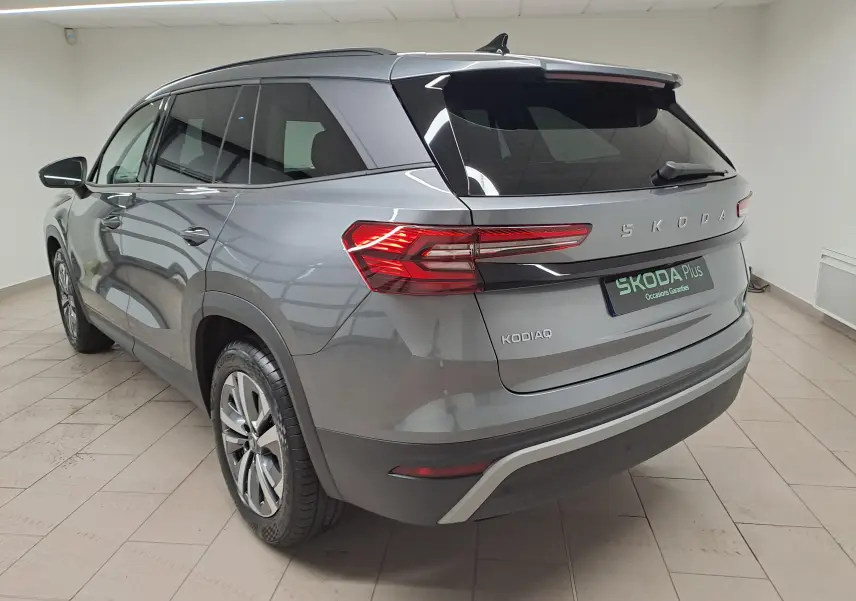 Vue 3/4 arrière droite du Skoda Kodiaq gris graphite avec vitres surteintées et jantes alliage 18 pouces anthracite.