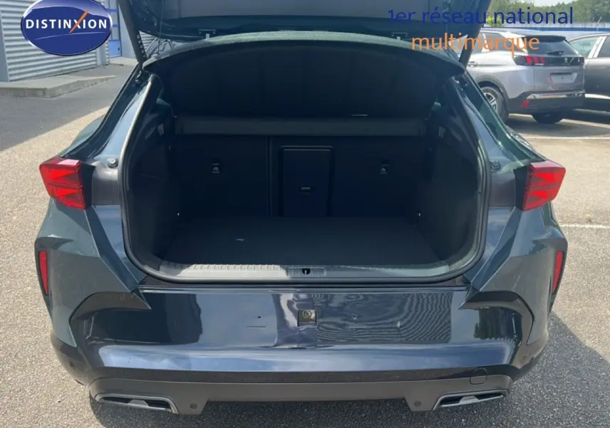 Vue arrière du CUPRA Formentor bleu Fjord Metal 2026 avec coffre ouvert et hayon relevé, montrant l’espace de chargement vide.