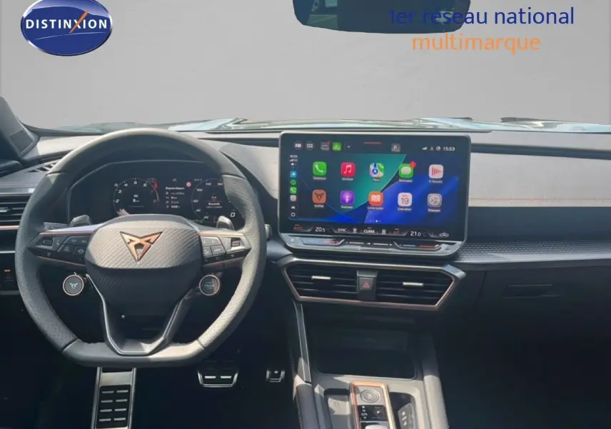Vue intérieure frontale du tableau de bord et volant CUPRA Formentor 1.5 eTSI en finition noire avec écran tactile central.