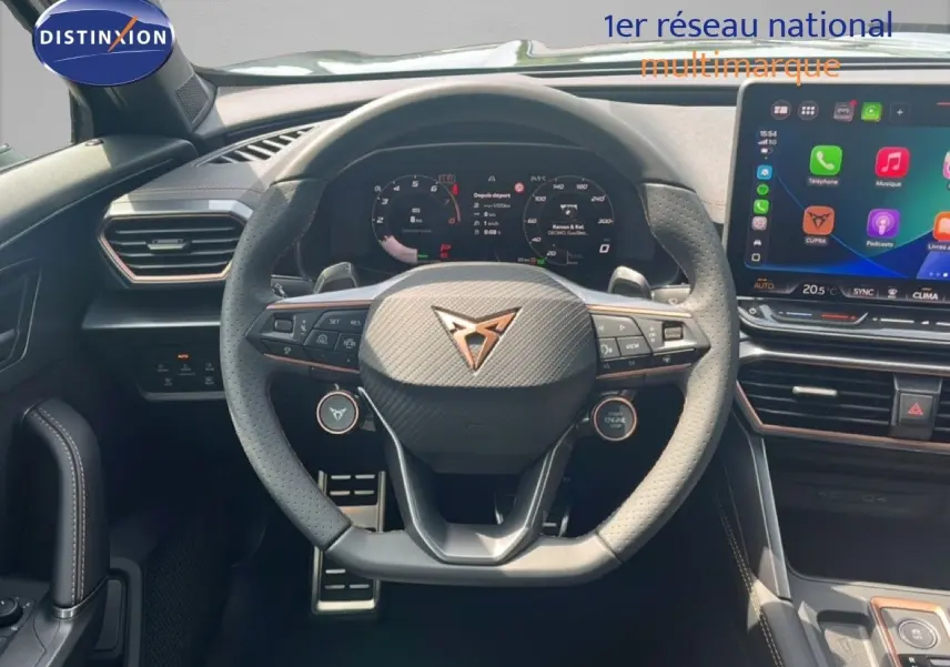 Vue intérieure centrée sur le volant multifonction du CUPRA Formentor 2026 avec tableau de bord numérique et écran tactile.