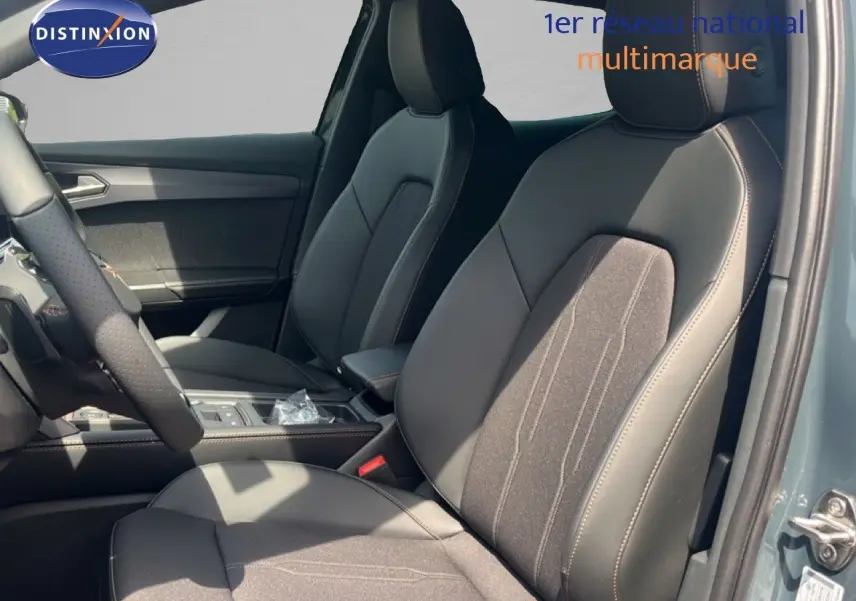 Vue intérieure côté conducteur de la CUPRA Formentor 1.5 eTSI 150CH DSG7 avec sièges en cuir et tissu noir.