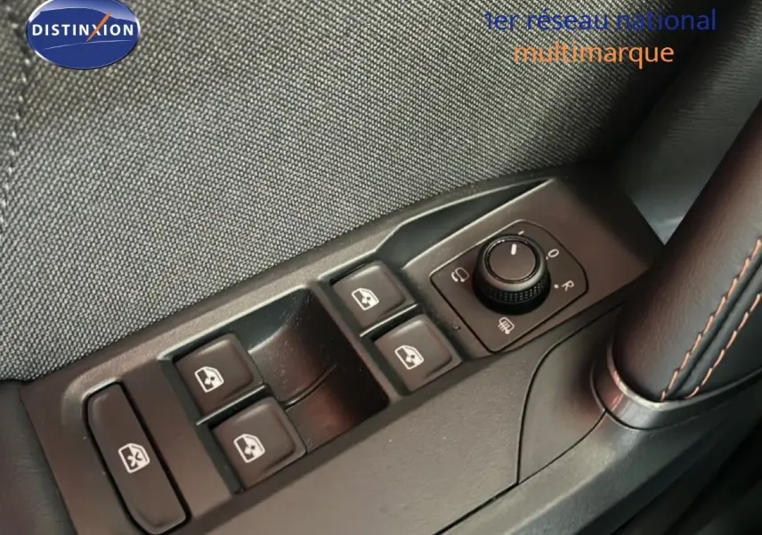 Gros plan sur les commandes de lève-vitres et réglage des rétroviseurs côté conducteur du CUPRA Formentor bleu Fjord Metal.