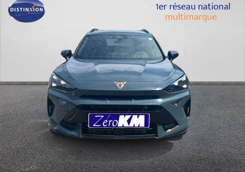 Vue frontale d'une CUPRA Formentor 1.5 eTSI 150CH DSG7 en bleu Fjord métal avec logo cuivré distinctif.