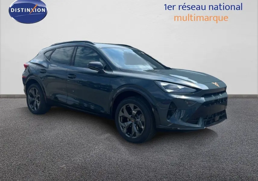 Vue 3/4 avant droit d'un CUPRA Formentor 1.5 eTSI 150CH DSG7 bleu fjord métallisé avec jantes noires.