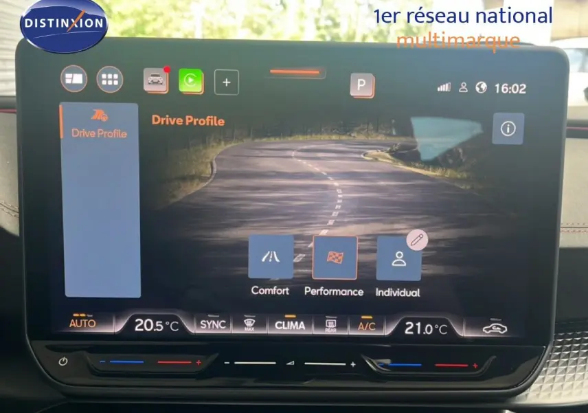Écran tactile intérieur du CUPRA Formentor 2026 montrant les modes de conduite avec interface moderne et claire.