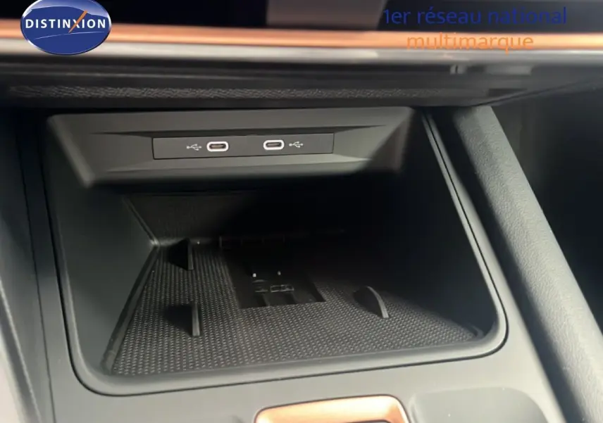 Vue rapprochée de la console centrale du CUPRA Formentor 1.5 eTSI 2026 avec ports USB-C et finition noire.