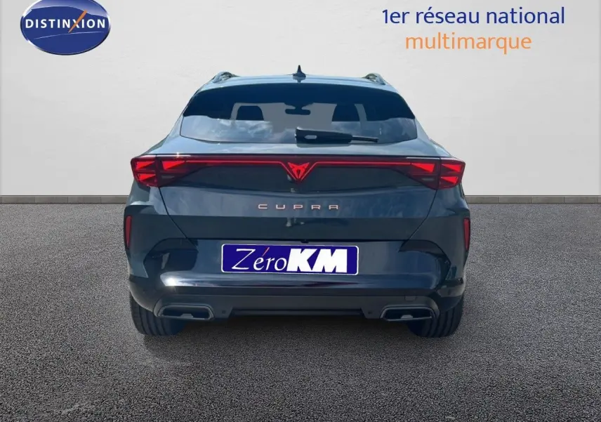 Vue arrière d'une CUPRA Formentor 1.5 eTSI 150CH DSG7 en bleu Fjord Metal avec feux arrière LED reliés.