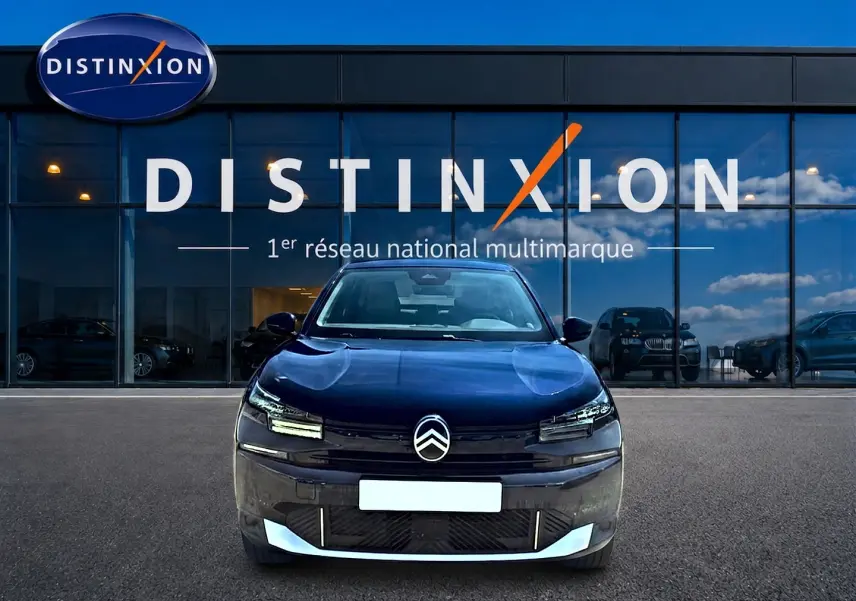 Vue avant d'une Citroën C4 X hybride bleu foncé avec phares LED et logo distinctif au centre du capot.