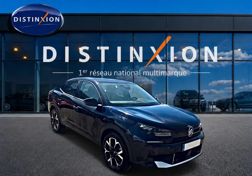 Citroën C4 X bleu vue 3/4 avant droit, avec calandre distinctive et jantes alu noires et argentées.