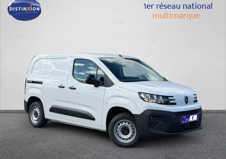 Peugeot Partner blanc Icy en vue 3/4 avant droit, avec porte latérale coulissante et jantes acier simples.