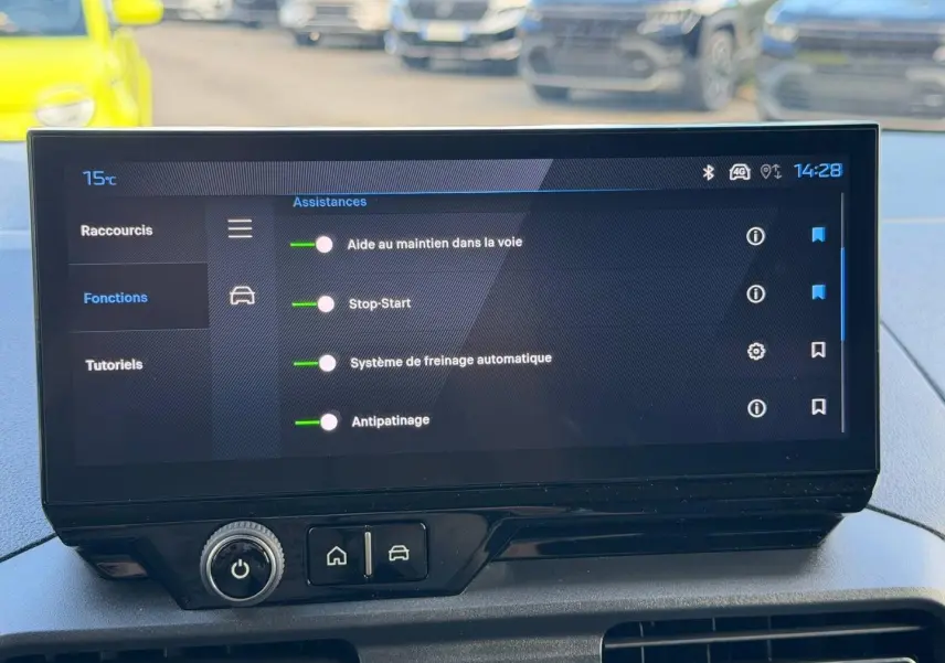 Peugeot Partner blanc Icy vu de face, mettant en valeur la calandre et les phares LED distinctifs.