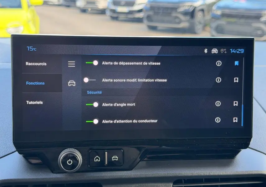 Écran tactile intérieur du Peugeot Partner 2026 affichant les alertes de sécurité, vue frontale du tableau de bord.