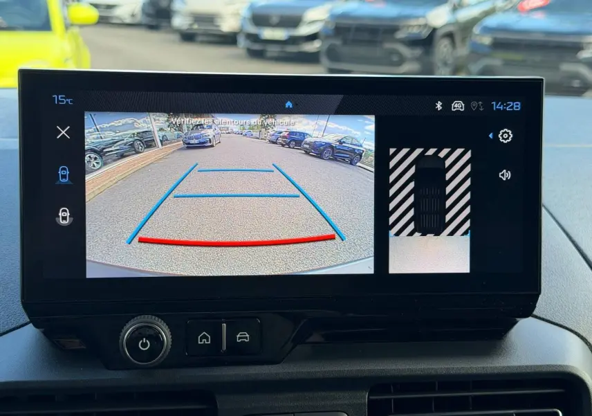 Écran de caméra de recul du Peugeot Partner blanc Icy, vue arrière avec lignes de guidage et affichage 360° du véhicule.