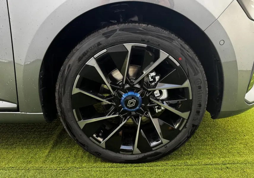 Gros plan sur la jante alliage noire et grise de la Renault Clio V gris schiste métal, côté avant droit.