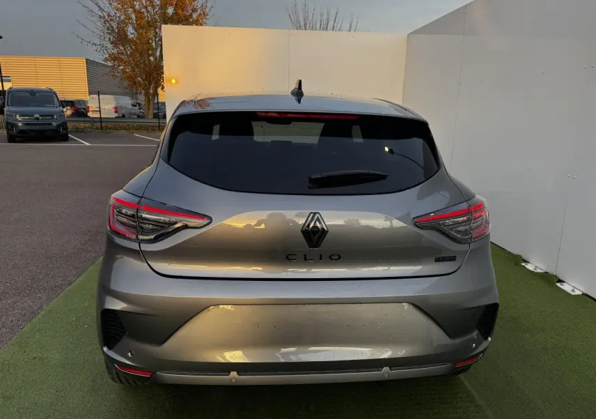 Vue arrière d'une Renault Clio gris schiste métal avec feux LED et logo central bien visibles.