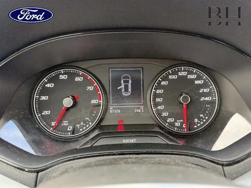 Vue rapprochée du tableau de bord avec compte-tours et compteur de vitesse du SEAT ARONA gris urbain métal 2022.