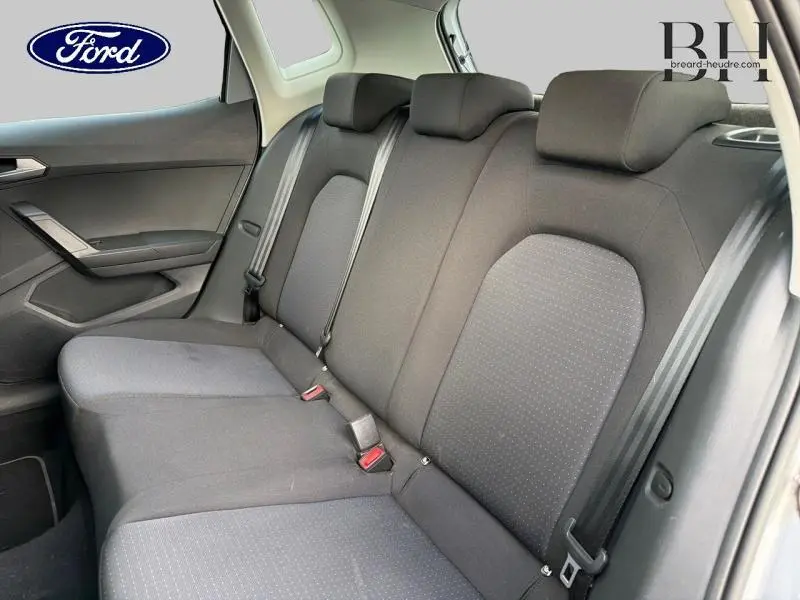 Banquette arrière en tissu gris avec appuie-têtes, vue côté droit de l'habitacle d'une SEAT ARONA 2022