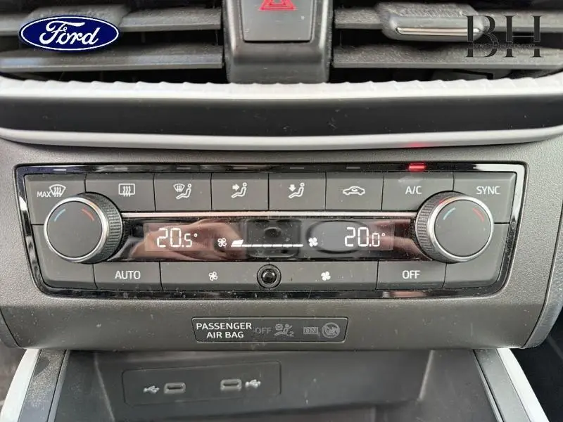 Panneau de commande de la climatisation bi-zone du SEAT ARONA gris, avec réglages numériques et boutons tactiles.