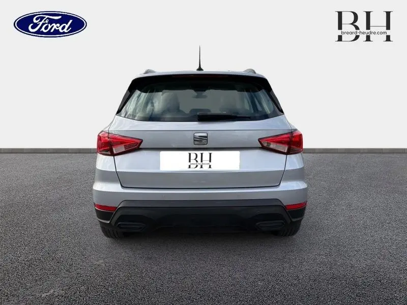 Vue arrière d'un SEAT Arona gris urbain métal avec feux arrière LED et becquet noir au-dessus du hayon.