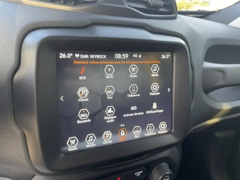Vue rapprochée de l’écran tactile central du Jeep Renegade 2021, affichant les options connectées dans un intérieur noir.