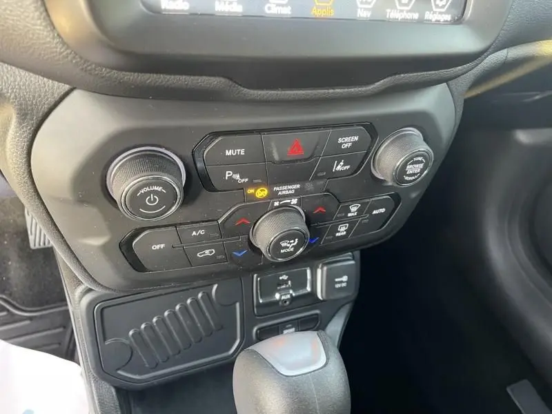 Gros plan sur la console centrale noire du Jeep Renegade 1.3 Turbo 2021, montrant les commandes climatisation et multimédia.