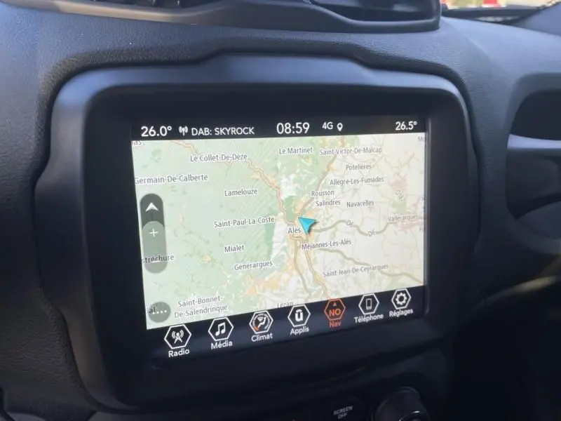 Vue rapprochée de l’écran tactile central du Jeep Renegade 2021 affichant la navigation GPS et les options multimédia.