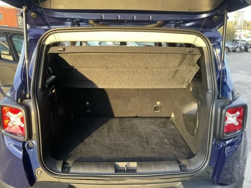 Coffre ouvert vu de l'arrière d'un Jeep Renegade bleu Jetset Metal, montrant l'espace de chargement vide.