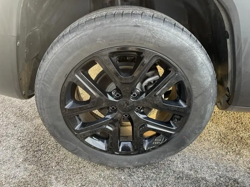 Gros plan sur la roue avant gauche du Jeep Renegade 2021 avec jante noire brillante et pneu Hankook.