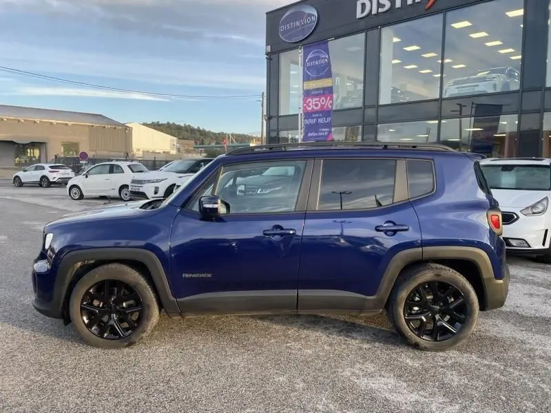 Jeep Renegade bleu Jetset Metal vu de profil côté gauche, avec jantes noires et lignes carrées distinctives.