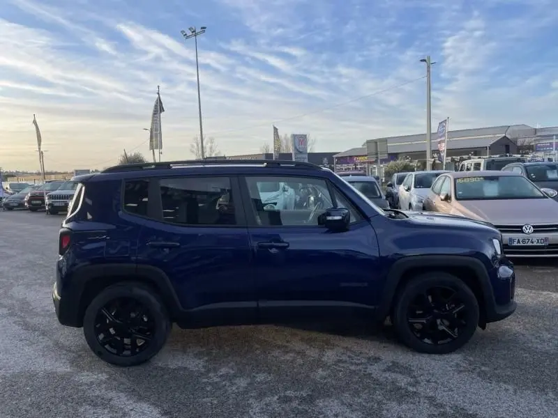 Jeep Renegade bleu Jetset Metal vue de profil côté gauche, avec jantes noires et toit noir contrastant.