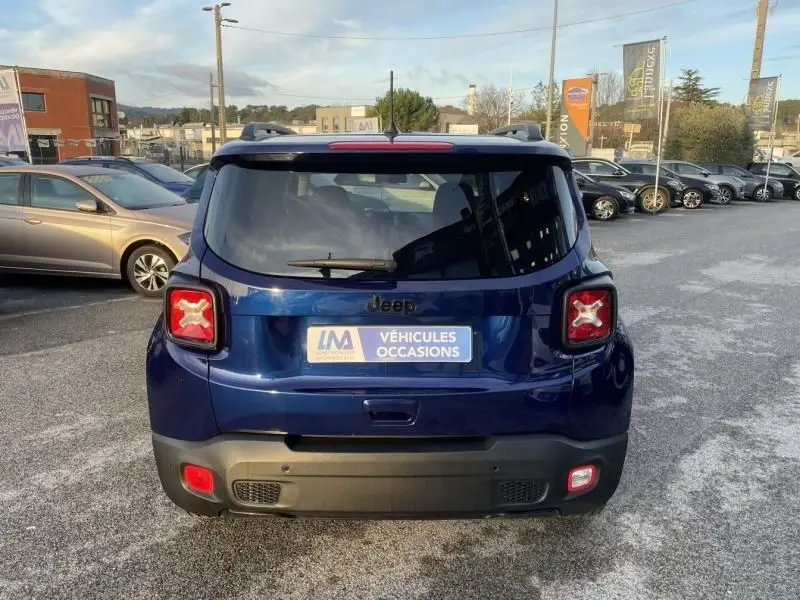 Vue arrière d'un Jeep Renegade bleu Jetset Metal 2021, avec feux arrière distinctifs en forme de croix.