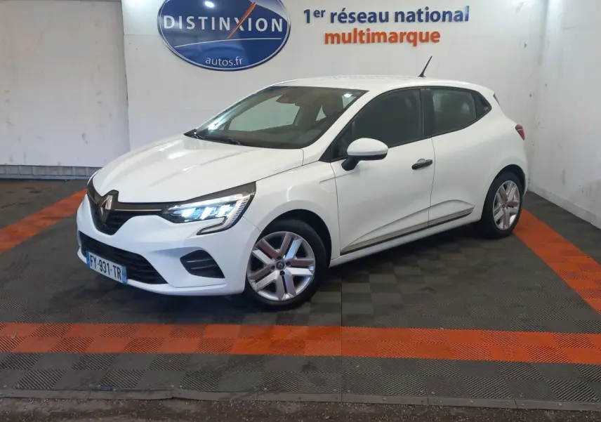 Renault Clio Business blanc vue 3/4 avant droit avec phares LED allumés dans un showroom.