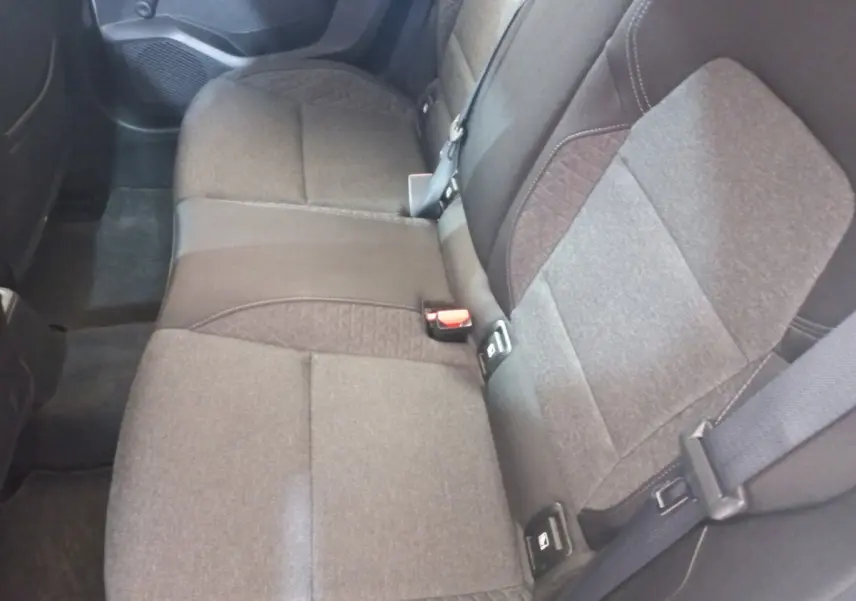 Vue rapprochée de la banquette arrière grise de la Renault Clio Business 2021 avec ceintures et fixation Isofix visibles.