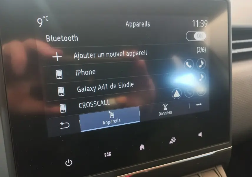 Écran tactile central de la Renault Clio Business blanc 2021 affichant le menu Bluetooth et température extérieure 9°C.