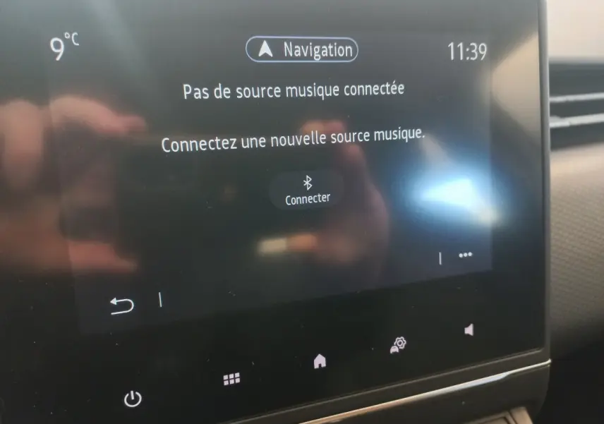 Écran tactile central de la Renault Clio Business blanc 2021 affichant l'interface de connexion Bluetooth pour musique.