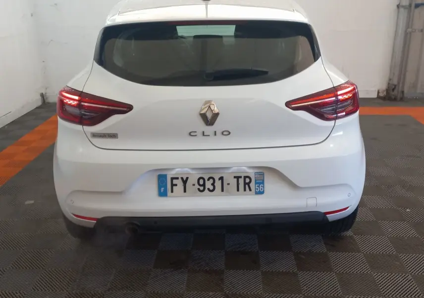 Vue arrière d'une Renault Clio blanche 2021 avec feux LED et badge Renault Tech visible.