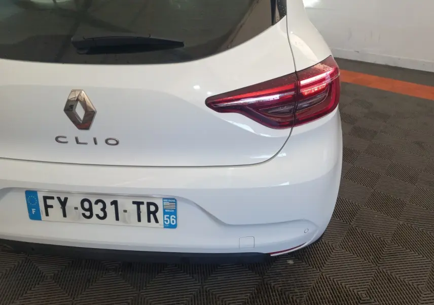 Vue arrière droite d'une Renault Clio blanche 2021 avec feux arrière LED et plaque d'immatriculation française.