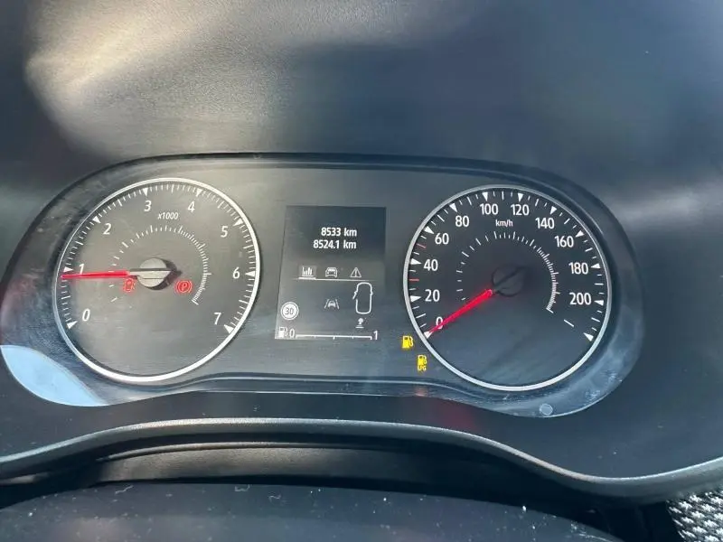 Vue rapprochée du tableau de bord du Dacia Jogger 2025, affichant le compteur et l'odomètre numérique.