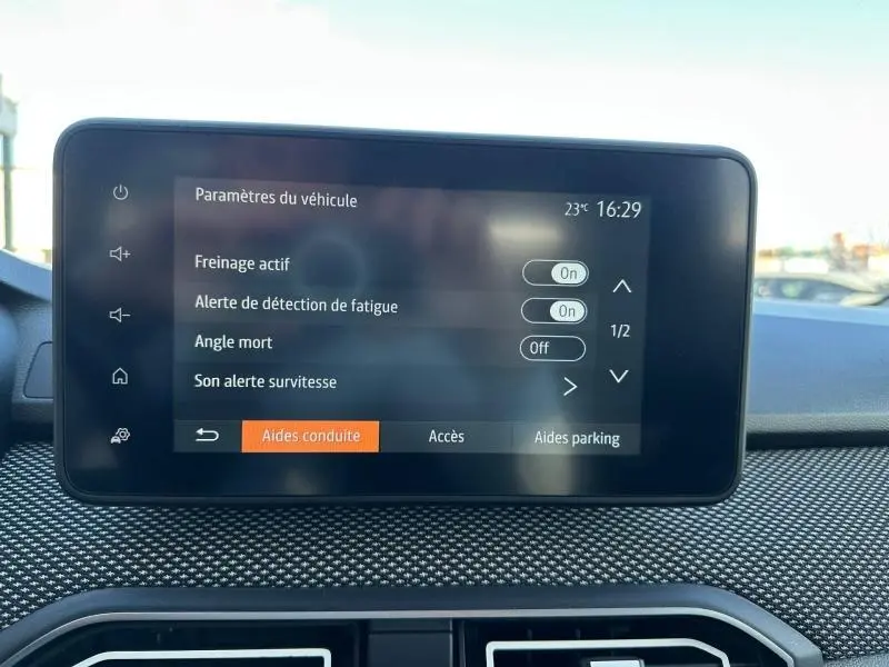 Écran tactile du tableau de bord du Dacia Jogger 2025 affichant les paramètres d’aides à la conduite.
