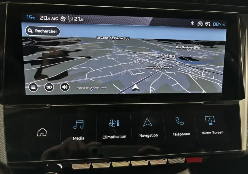 Écran tactile central du tableau de bord de la Peugeot 308 Hybrid blanc, affichant la navigation en 3D.