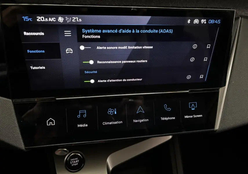 Écran tactile central du tableau de bord de la Peugeot 308 Hybrid 145 e-DCS6 Allure, affichant les aides à la conduite.