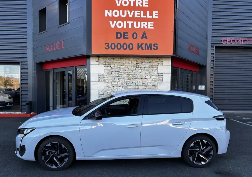 Peugeot 308 Hybrid 145 e-DCS6 Allure blanche vue de profil côté gauche, avec jantes noires et vitres teintées.