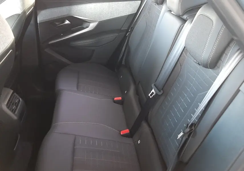 Vue intérieure côté droit des sièges arrière en tissu noir du Peugeot 3008 1.2 Hybrid 145ch GT 2025.