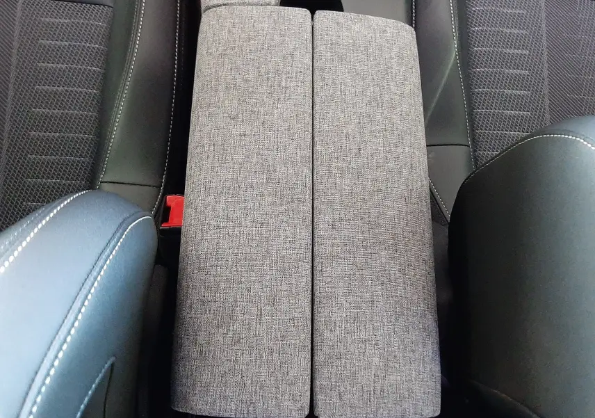 Vue plongeante sur la console centrale grise et les sièges bleu Ingaro du Peugeot 3008 1.2 Hybrid 145ch GT 2025.