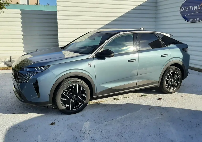 Peugeot 3008 hybride bleu Ingaro vue de profil droit, avec toit noir et jantes alliage noires distinctives.
