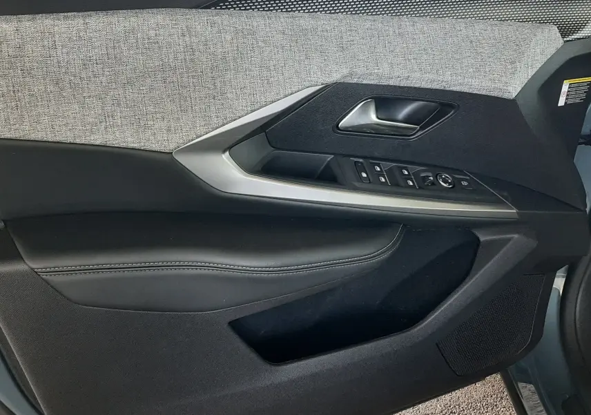 Vue rapprochée de la porte avant gauche du Peugeot 3008 bleu Ingara, montrant les commandes de fenêtre et le revêtement bicolore.